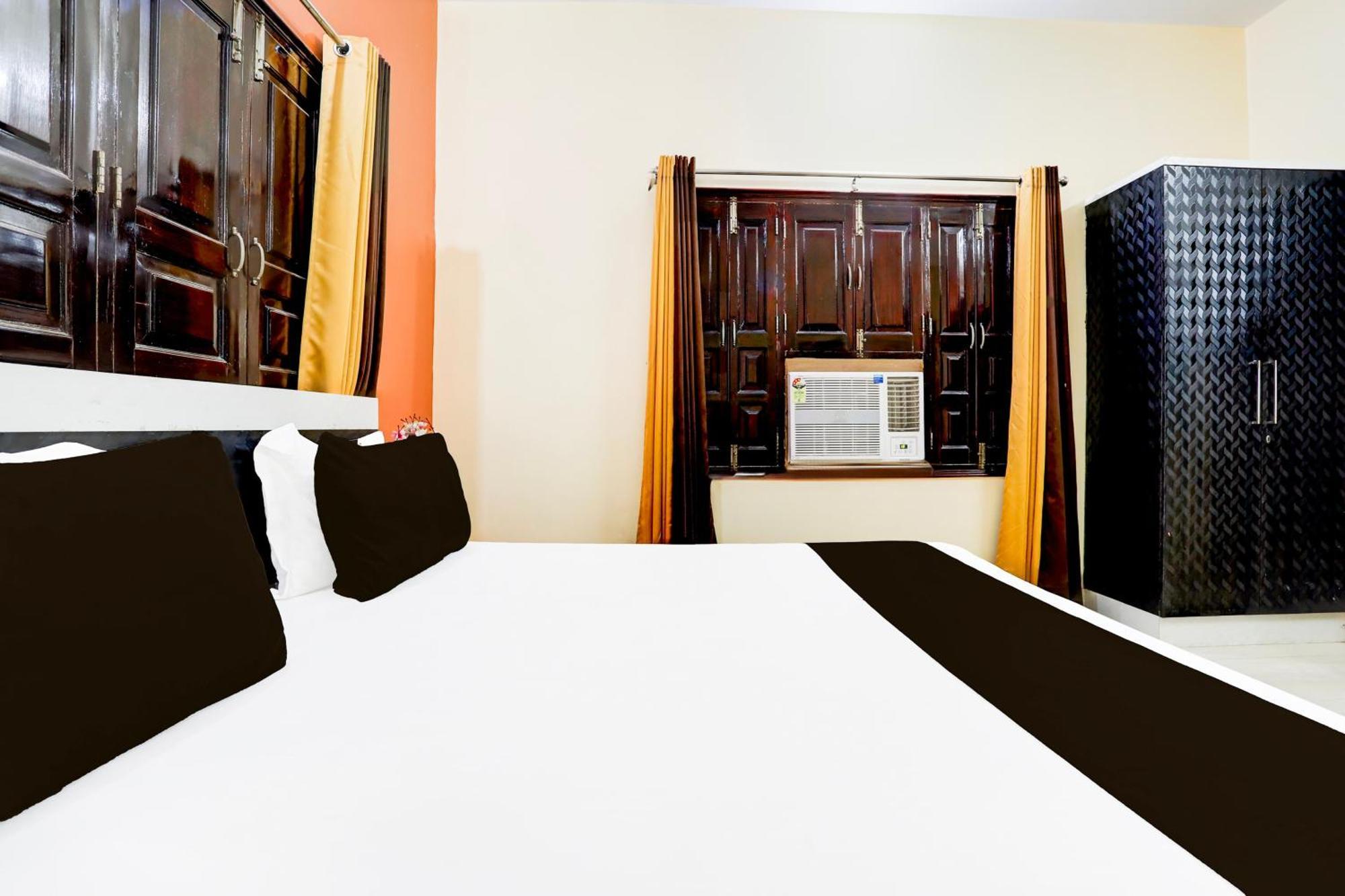 Hotel O R B Palace Варанаси Екстериор снимка